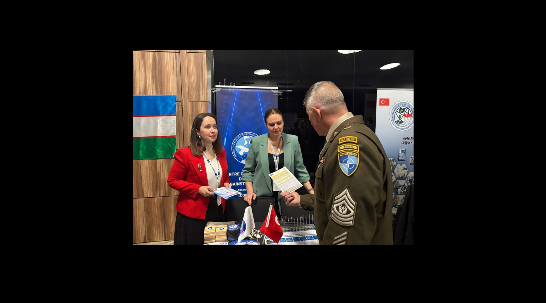 Terörizmle Mücadele Mükemmeliyet Merkezi’nden (COE-DAT) Albay Pınar ALPER ve Uzm. Memur Müge MEMİŞOĞLU AKAR, 23-26 Mart 2026 tarihlerinde Bosna-Hersek’in Saraybosna kentinde düzenlenen Askeri Stratejik Ortaklık Konferansı’na (MSPC) katılmıştır. Konferans kapsamında, NATO Mükemmeliyet Merkezleri ile Ortaklık Eğitim ve Öğretim Merkezlerinden temsilcilerin yer aldığı bir sergi düzenlenmiştir.
